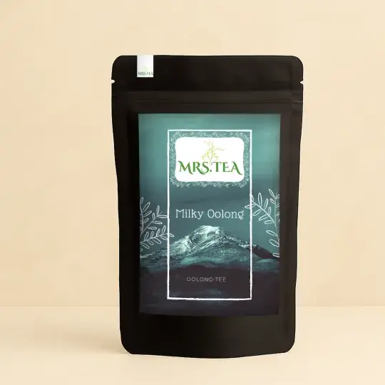 Mrs. Tea Milky Oolong. Schwarzer Doypack auf hellem Hintergrund